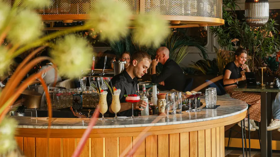 De sfeervolle bar van restaurant ChouChou in Scheveningen