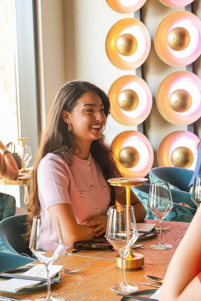 De levendige sfeer in het restaurant
